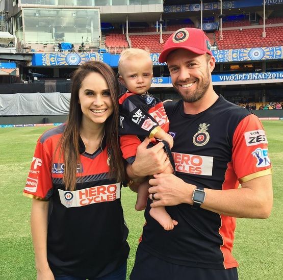 AB_De_Villiers with his wife and son