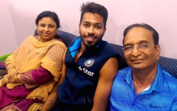 Hardik Pandya with his mom and day