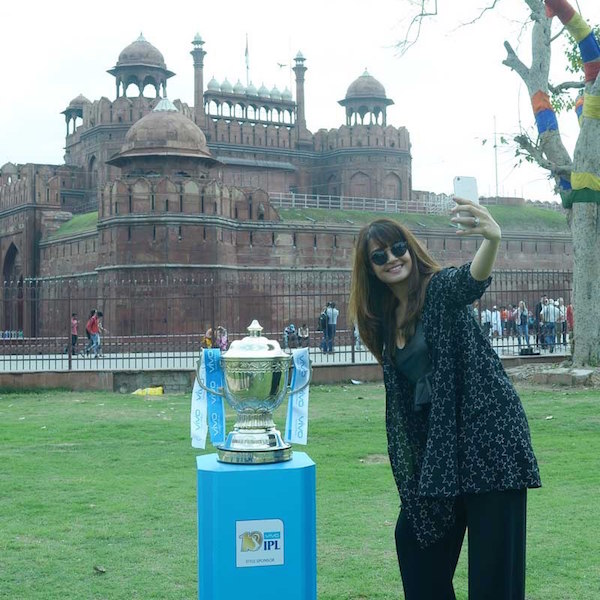 Surveen-Chawla_VIVOIPL-trophy-tour-in-Delhi