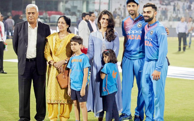 Ashish Nehra with his family and Virat Kohli