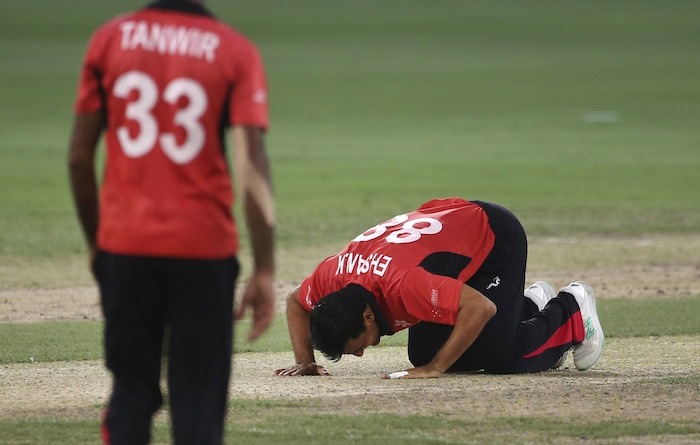 Ehsan Khan kisses the ground after dismissing MS Dhoni for a duck