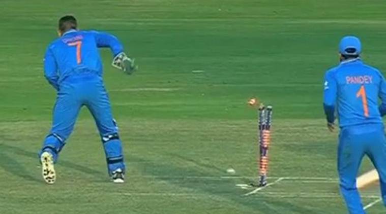 Dhoni no look run-out