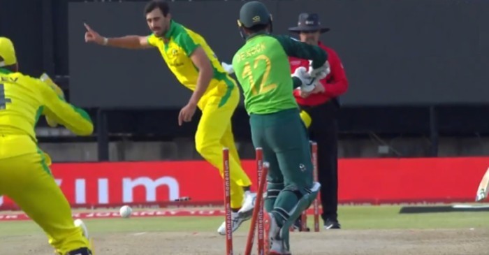 SA vs AUS: Mitchell Starc uproots Quinton de Kock’s stumps yet again in 2nd ODI – WATCH
