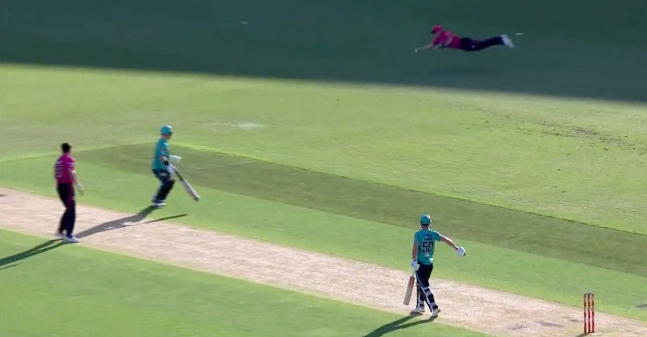 BBL 2021-22: Sean Abbott takes a flying catch to dismiss Chris Lynn – WATCH