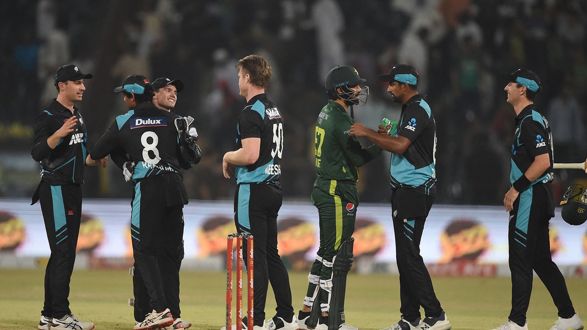 New Zealand beat Pakistan by 4 runs