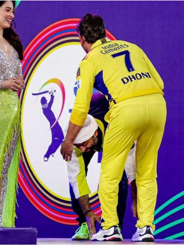IPL 2023: Arijit Singh touches MS Dhoni’s feet during the opening ceremony