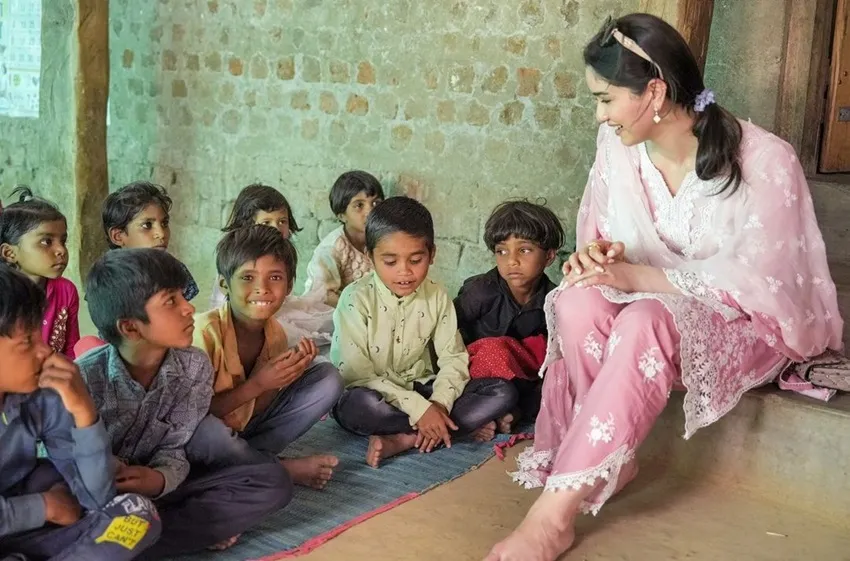 Sara Tendulkar with little kids