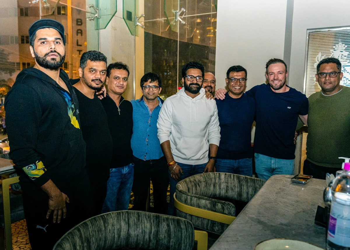 Nikhil Sosale with RCB members