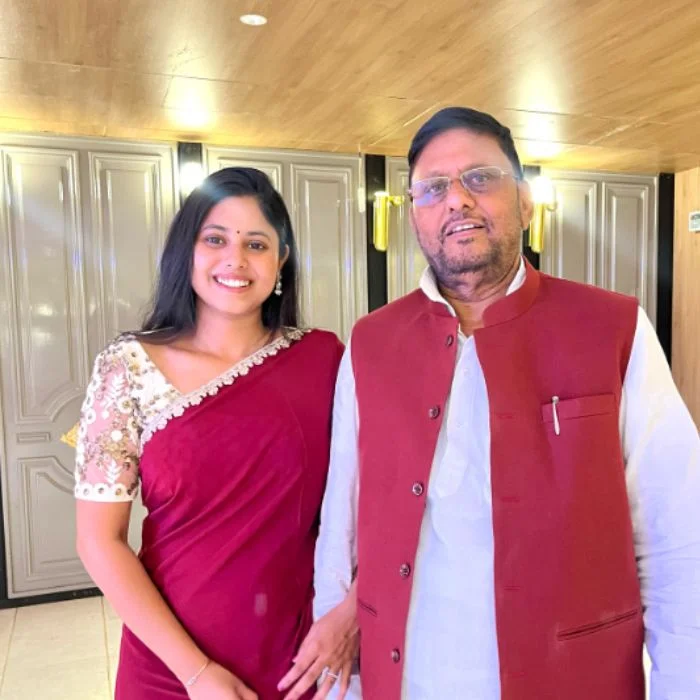 Priya Saroj with his father